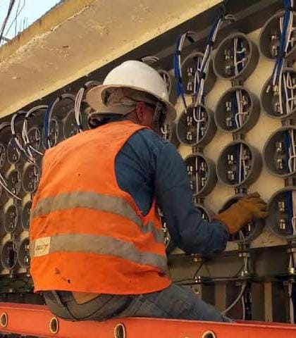 Electricista trabajando